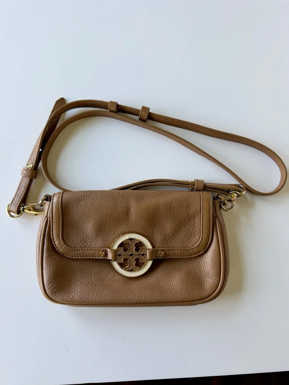 Tory Burch Amanda Crossbody Bag Tan Pebbled Leather Logo Gold Hardware